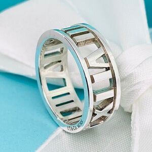 TIFFANY & CO. ATLAS RING 925 size 5  RETIRED BOX AND POUCH